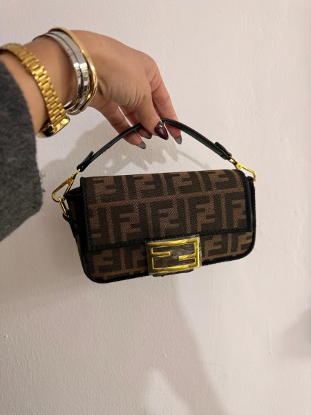 شنطه FENDI حجم S متوفر ب لونين